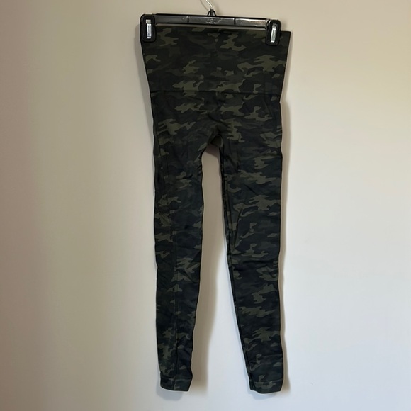SPANX Look At Me Now Seamless Legging in Green Camo Shapewear Sz. M - Picture 4 of 10